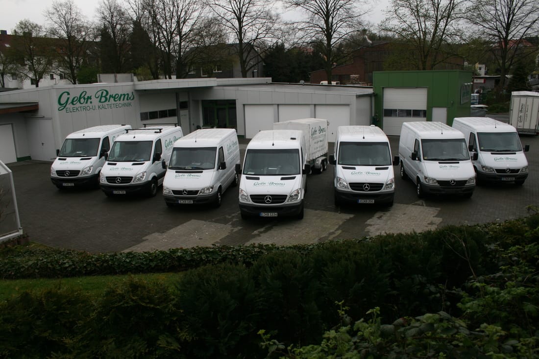 Gebr. Brems Fuhrpark - Unsere Fahrzeugflotte vor dem Firmengebäude