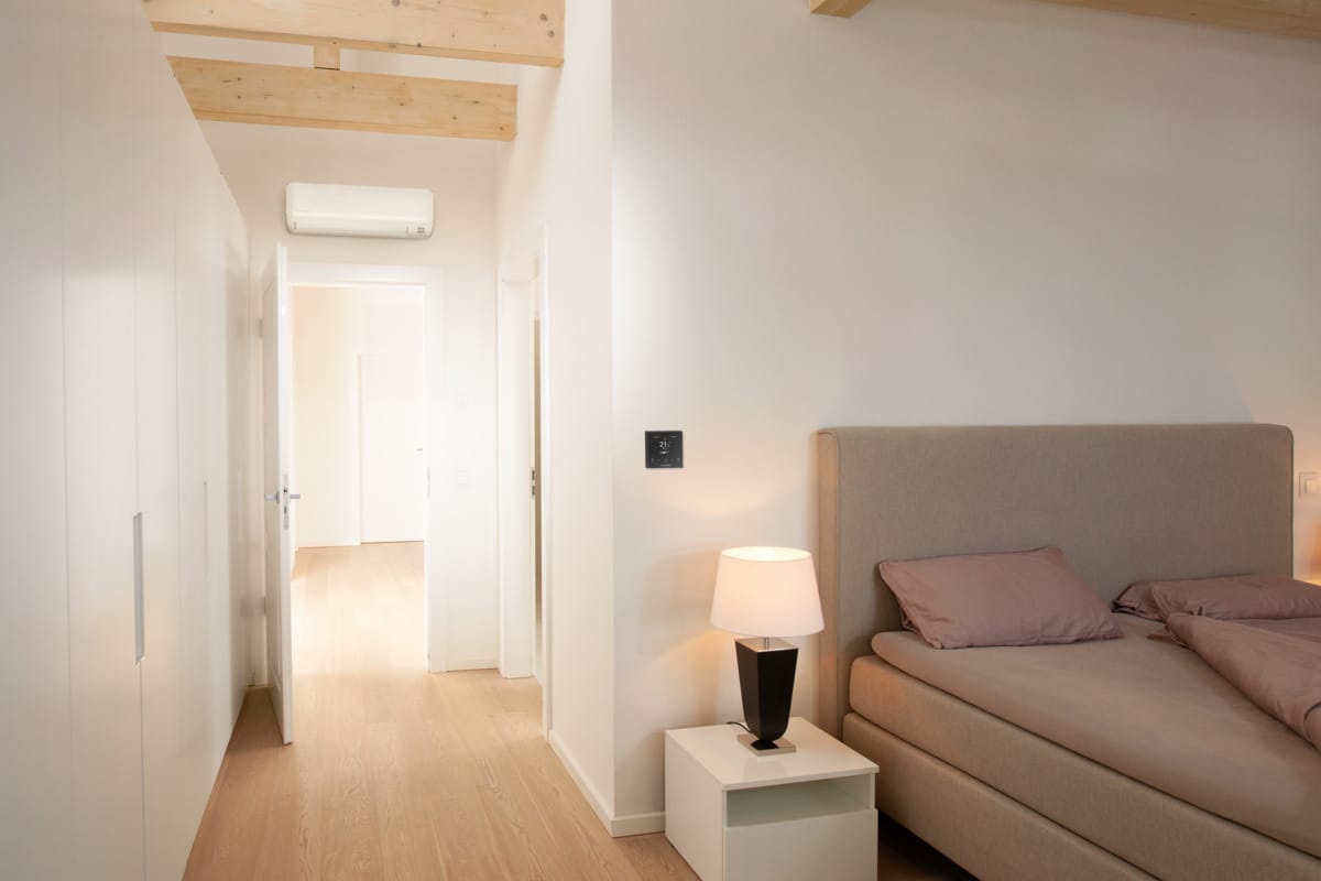 Elegante Schlafzimmer-Klimaanlage mit Holzbalkendecke