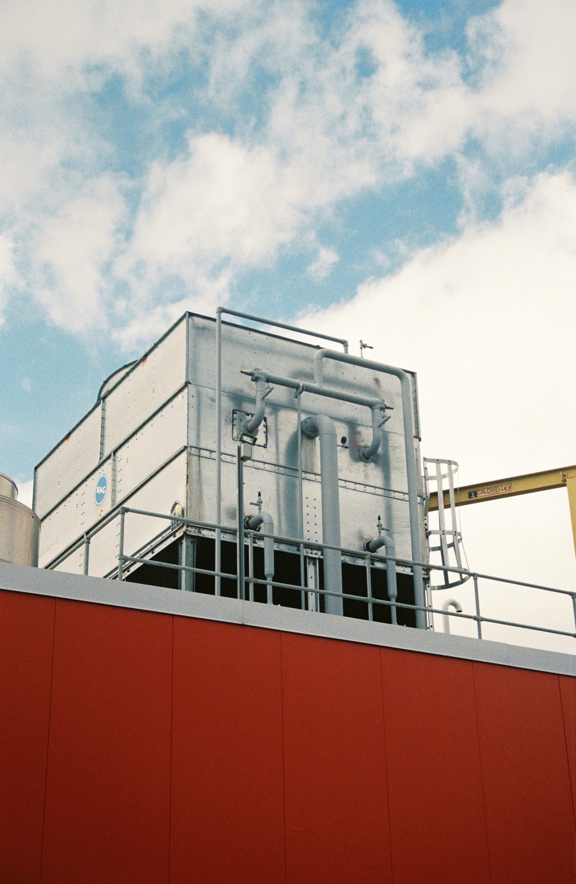 Industrielle Kälteanlage auf Gebäudedach