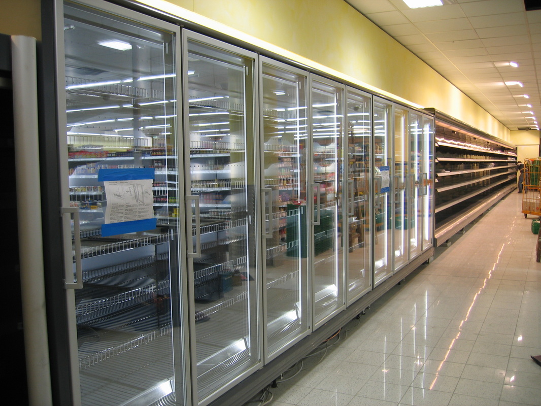 Kühlregale in einem Supermarkt