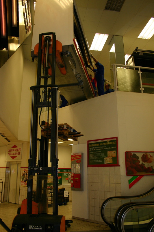 Montagearbeiten an einer Klimaanlage